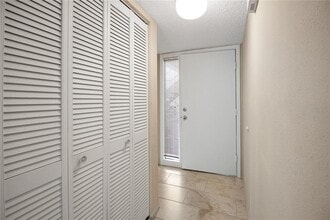 135 Woodlake Wynde in Oldsmar, FL - Foto de edificio - Building Photo