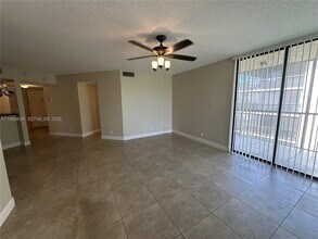 10401 W Broward Blvd in Plantation, FL - Building Photo - Building Photo