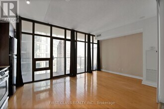 33 Charles St E in Toronto, ON - Building Photo - Building Photo