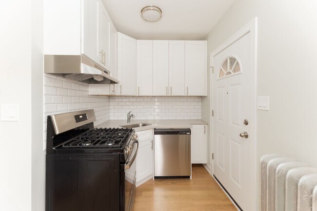 520 W Cornelia Ave, Unit 212 in Chicago, IL - Foto de edificio - Building Photo