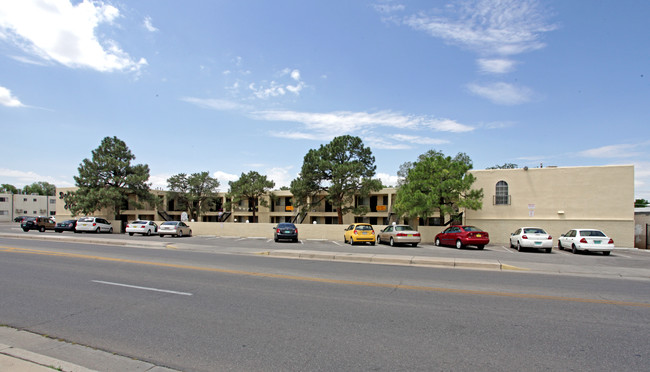 Del Lago Apartments in Albuquerque, NM - Building Photo - Building Photo