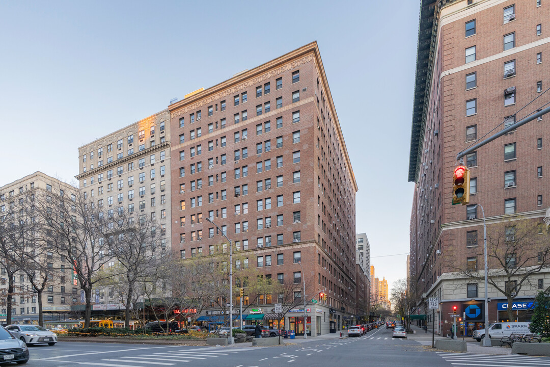 Haroldon Court in New York, NY - Building Photo