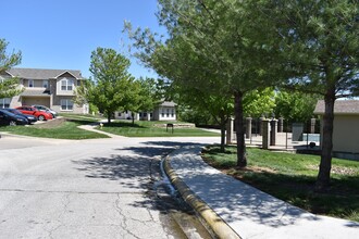 Village at West End in Lawrence, KS - Foto de edificio - Building Photo