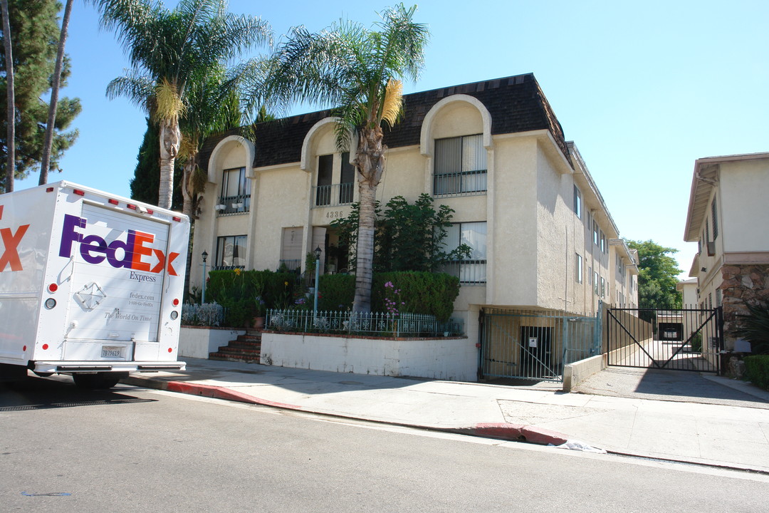 4336 Ventura Canyon Ave in Sherman Oaks, CA - Foto de edificio
