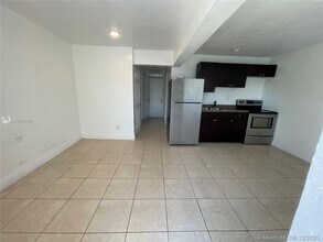 511 NW 133rd St-Unit -3 in North Miami, FL - Foto de edificio - Building Photo