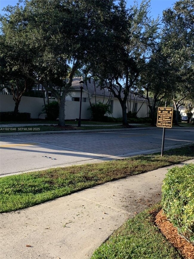 2518 Bay Pointe Ct in Weston, FL - Building Photo - Building Photo
