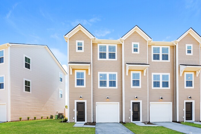 212 Eagles Cliff Dr in Surfside Beach, SC - Building Photo