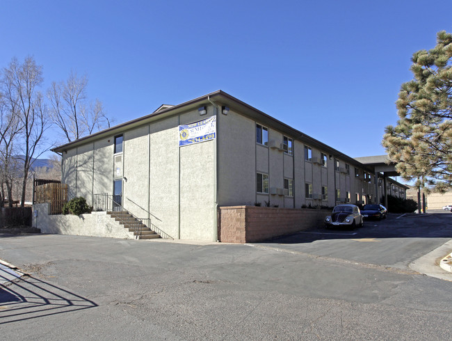 Raintree Apartments in Colorado Springs, CO - Foto de edificio - Building Photo