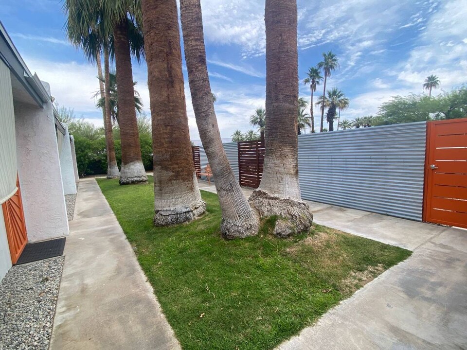 555 El Placer Rd in Palm Springs, CA - Building Photo