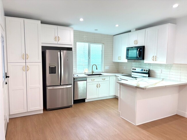 10775 W Olympic Blvd in Los Angeles, CA - Building Photo - Building Photo