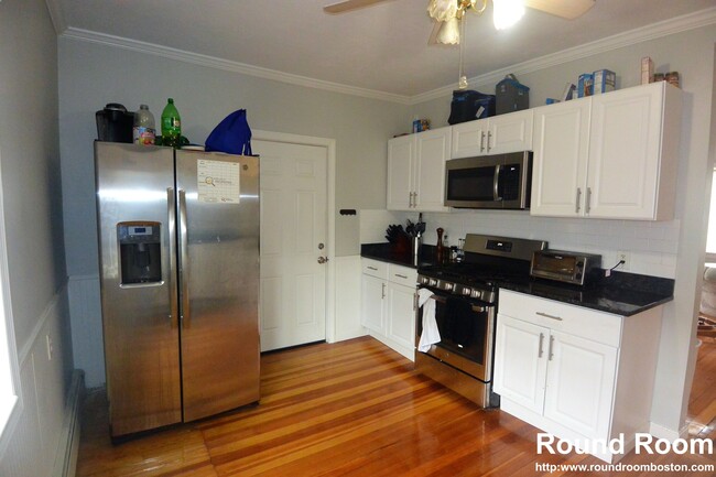 56 Westminster Ave, Unit HOUSE in Watertown, MA - Foto de edificio - Building Photo