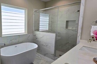 8326 Curry Rd in Houston, TX - Foto de edificio - Building Photo