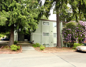 Twin Cedars Apartments in Seattle, WA - Building Photo - Building Photo