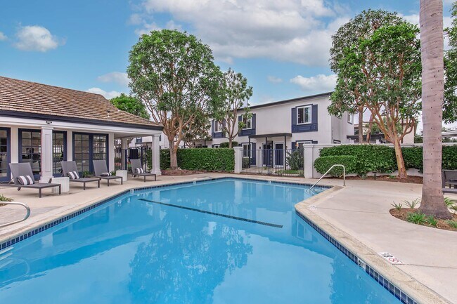 Sandpointe Cove Apartment Homes in Newport Beach, CA - Foto de edificio - Building Photo