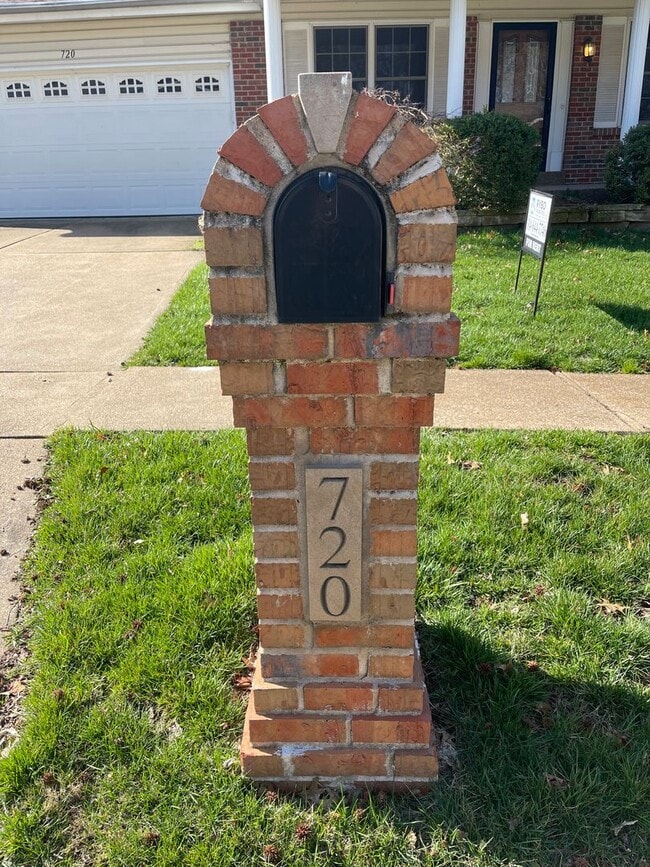 720 Rockridge Dr in Manchester, MO - Building Photo - Building Photo