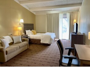 401 Russell St, Unit The Residences in Hadley, MA - Foto de edificio - Building Photo