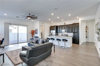 209 Coltrane Cyn Ave in Henderson, NV - Foto de edificio - Building Photo