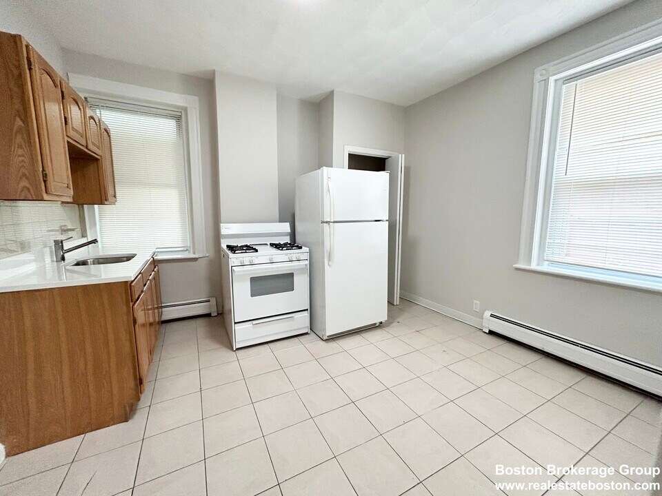 166 Gove St, Unit 2 in Boston, MA - Building Photo