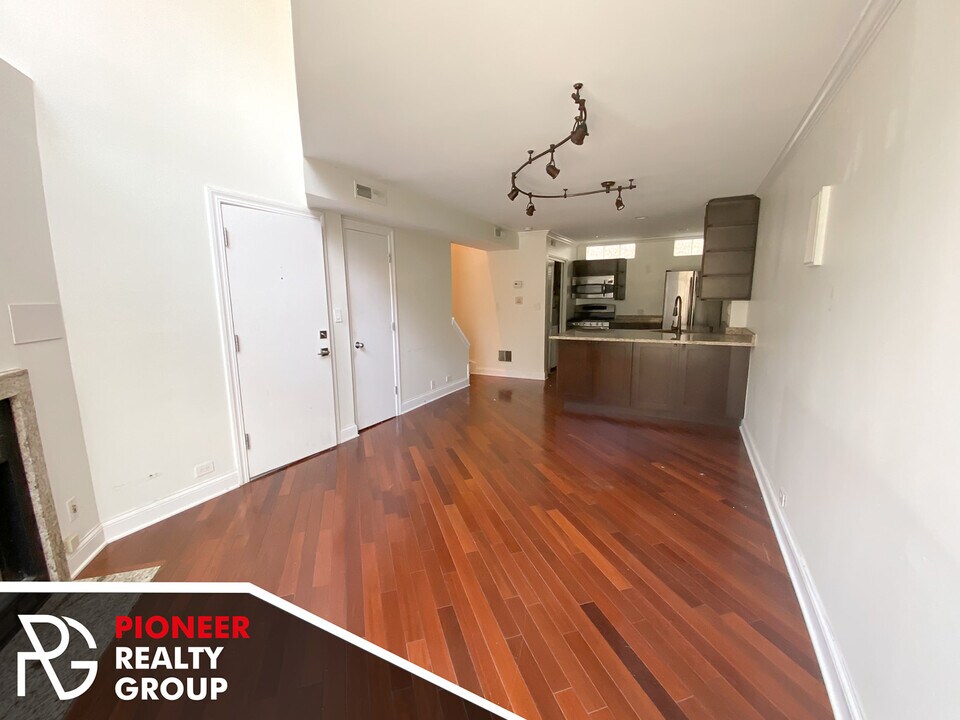 1014 W Grace St, Unit 944D-102 in Chicago, IL - Building Photo