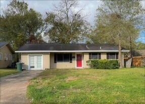 5030 Stardust Dr in Beaumont, TX - Building Photo