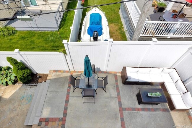 81 Barnes St in Long Beach, NY - Foto de edificio - Building Photo