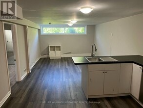 17 Collins Crescent in Aurora, ON - Building Photo - Building Photo
