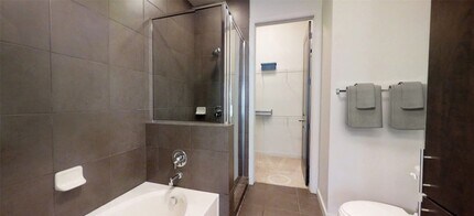 2525 McCue Rd in Houston, TX - Building Photo - Building Photo