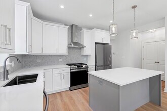 6423 N Washtenaw Ave, Unit 2 in Chicago, IL - Building Photo - Building Photo