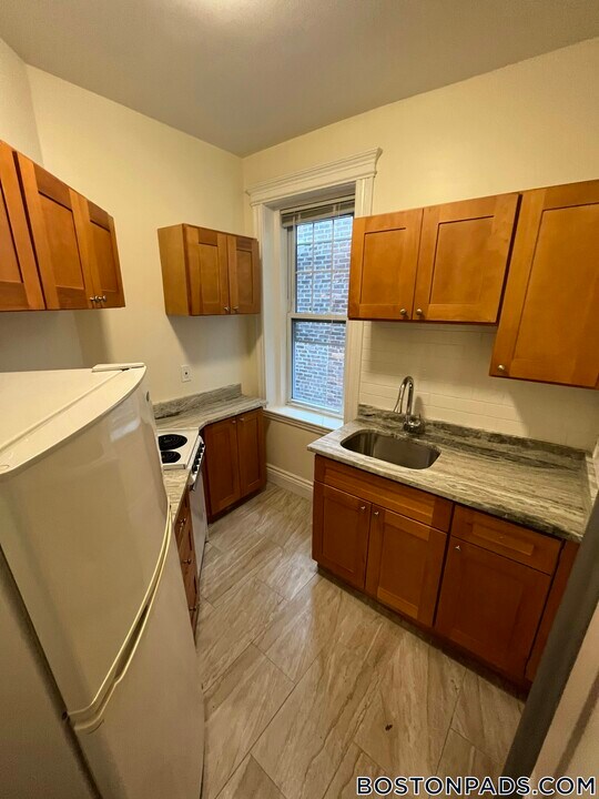 27 Park Dr in Boston, MA - Building Photo