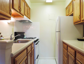 Hillendale Gate Apartments in Baltimore, MD - Building Photo - Building Photo