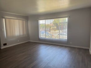 544 W 120th St in Los Angeles, CA - Building Photo - Building Photo