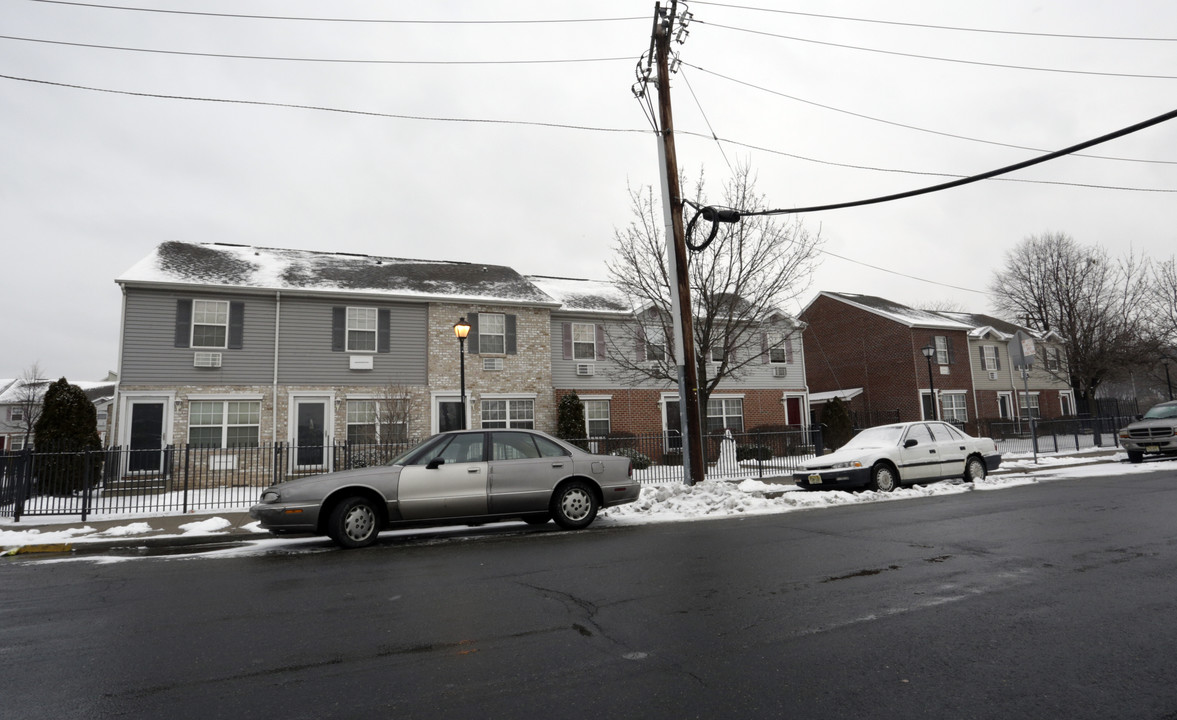 Riverside Villa in Newark, NJ - Building Photo