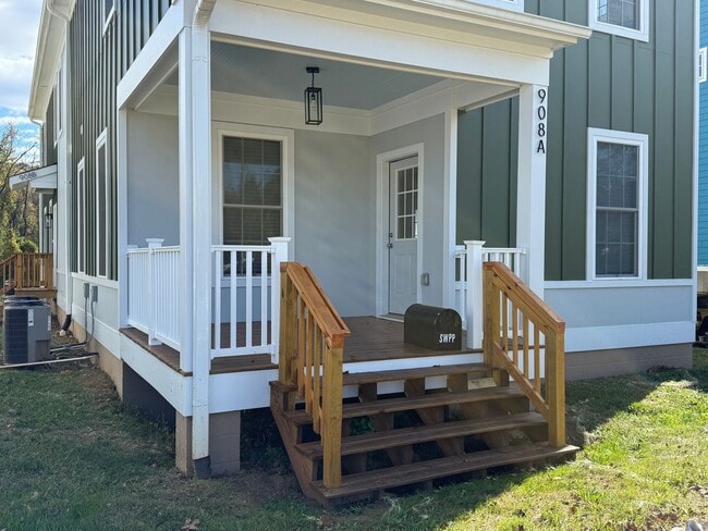 908 Nassau St in Charlottesville, VA - Foto de edificio - Building Photo