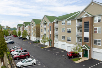 River Haven Condominiums in Woonsocket, RI - Foto de edificio - Building Photo