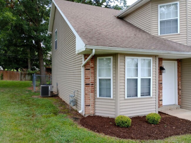 4917-4919-4919 W Millbrook Dr in Columbia, MO - Building Photo - Building Photo