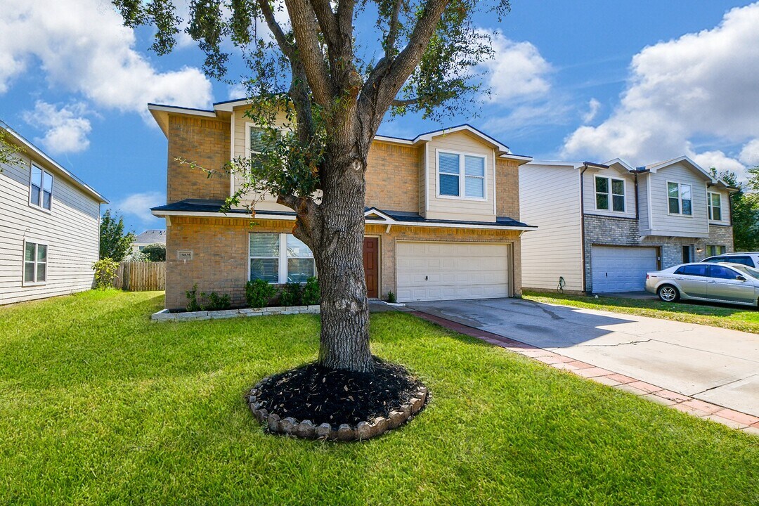 19835 Rustic Lake Ln in Cypress, TX - Building Photo