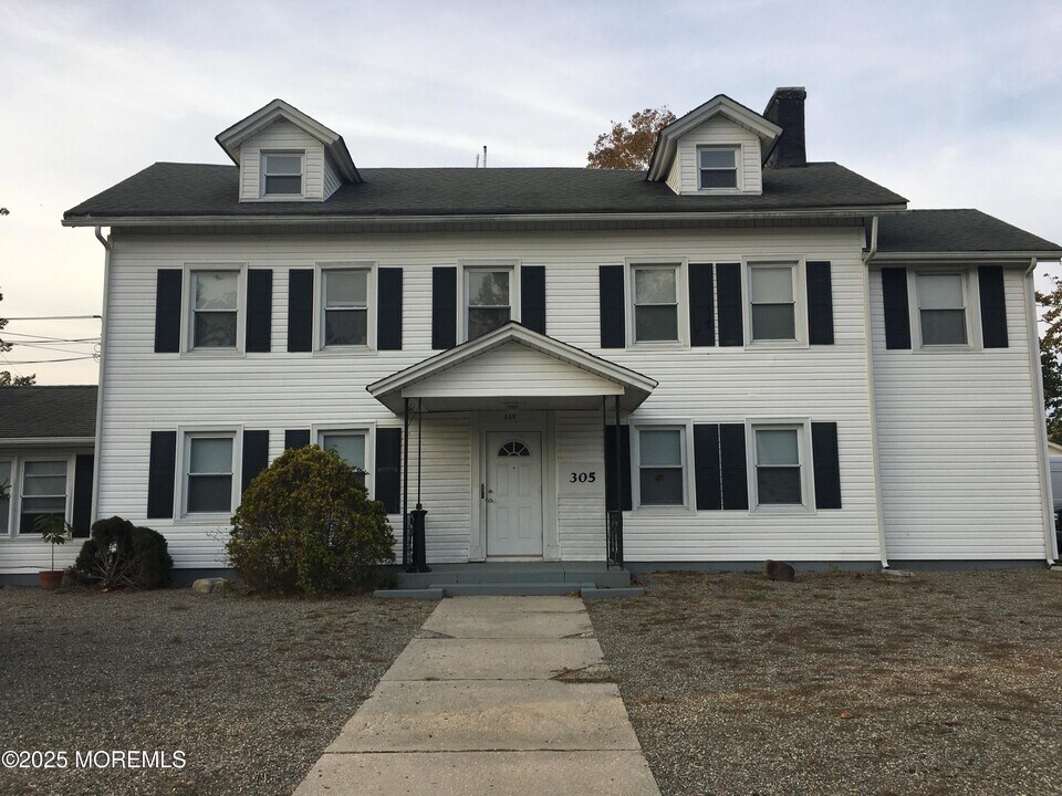 305 Church St in Lakehurst, NJ - Building Photo