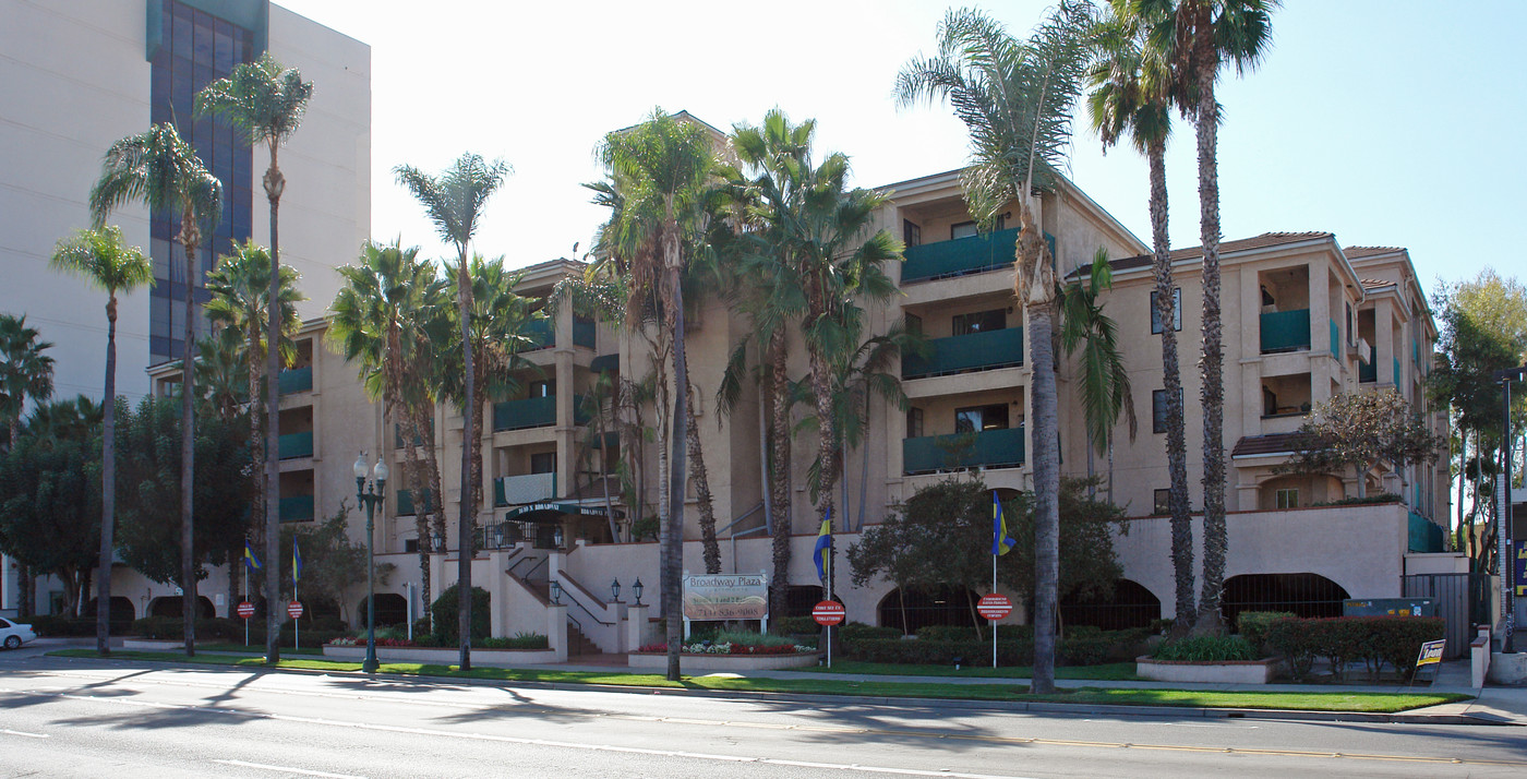 BROADWAY PLAZA in Santa Ana, CA - Building Photo