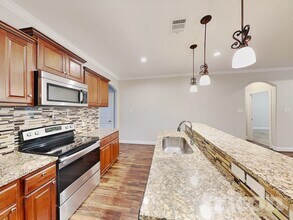 1002 Woodcrest Dr in Lancaster, TX - Foto de edificio - Building Photo