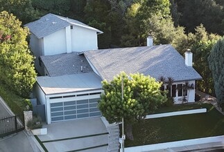 15672 Castlewoods Dr in Sherman Oaks, CA - Building Photo - Building Photo