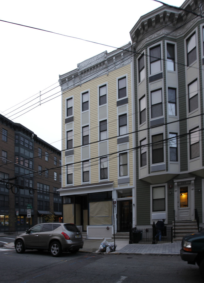 200 Monroe St in Hoboken, NJ - Foto de edificio - Building Photo