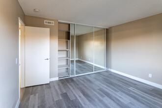 Pinewood in Redlands, CA - Building Photo - Interior Photo