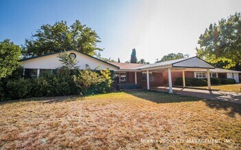 5209 15th St in Lubbock, TX - Foto de edificio - Building Photo
