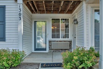 1303 Silverstone Dr in Carpentersville, IL - Foto de edificio - Building Photo