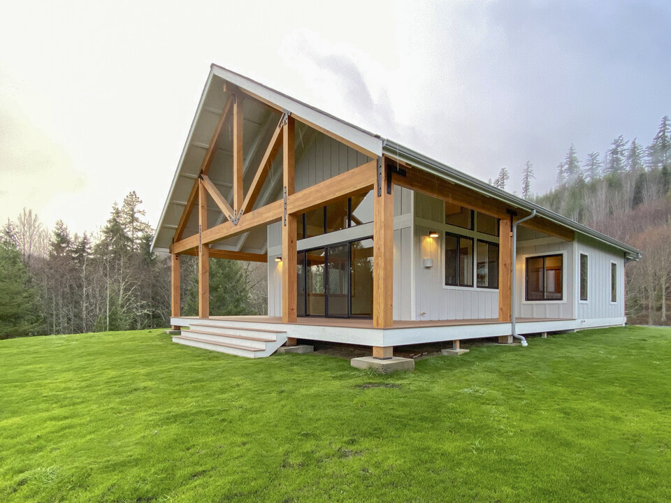 783 Wildwood Rd in Quilcene, WA - Foto de edificio