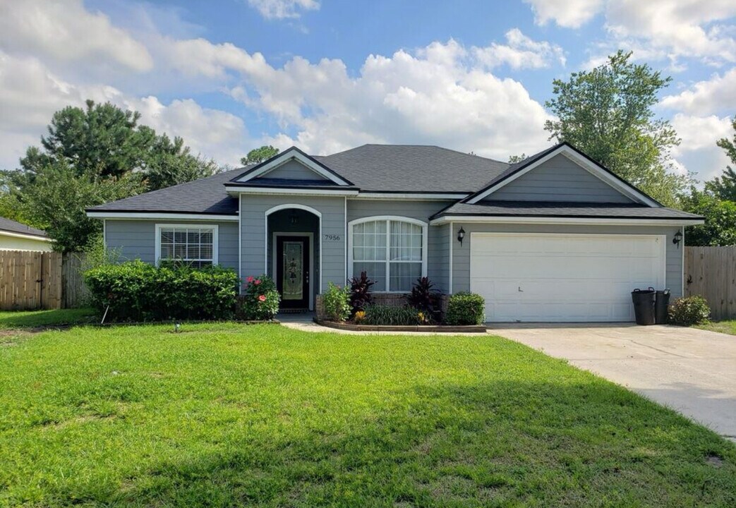 7956 Delta Post Dr S in Jacksonville, FL - Building Photo