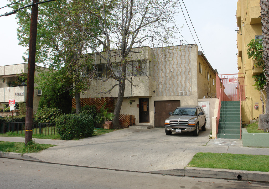 8341 Cedros Ave in Van Nuys, CA - Building Photo