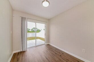 727 Cristelle Jean Dr in Ruskin, FL - Foto de edificio - Building Photo