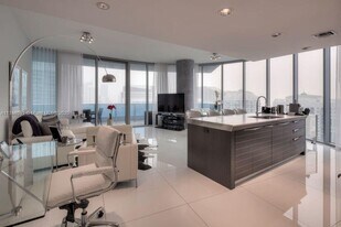 200 Biscayne Boulevard Way, Unit 200 Biscayne Blvd 4402 in Miami, FL - Building Photo