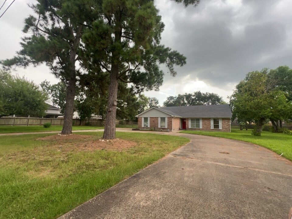 30707 Martens Rd in Tomball, TX - Foto de edificio